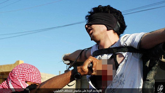 داعش قلب جوانی را با چاقو درید/ ادامه داستان غم‌انگیز قتلهای فجیع داعش+تصاویر