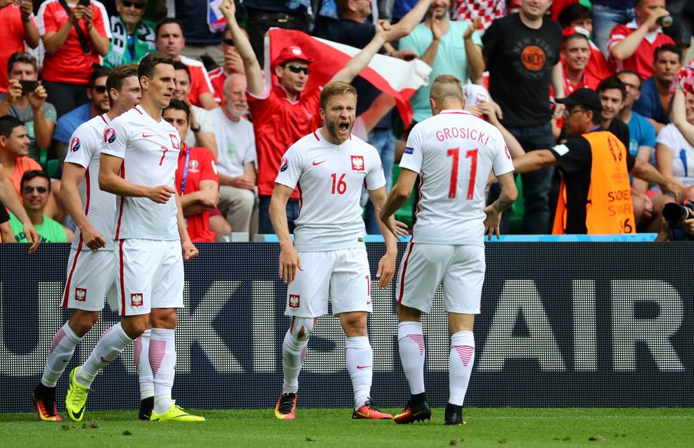 برتری لهستان مقابل سوئیس در پایان نیمه نخست