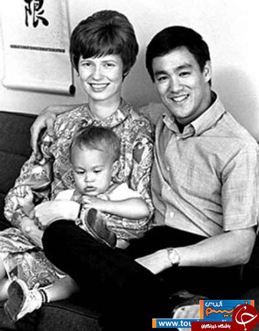 عکس/ بروس‌لی در کنار خانواده‌اش