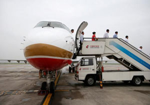 پرواز نخستین هواپیمای مسافربری ساخت چین در آسمان این کشور