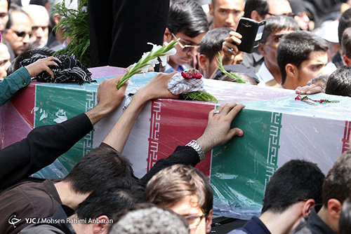 تشییع 2 شهید گمنام هشت سال دفاع مقدس در مشهد+ تصویر