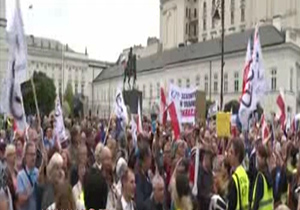 تظاهرات مردم لهستان در اعتراض به عملی نشدن وعده های رئیس جمهور + فیلم