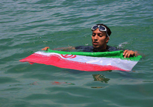 تلاشی 90 روزه برای شکستن رکورد شنا در آب های آزاد