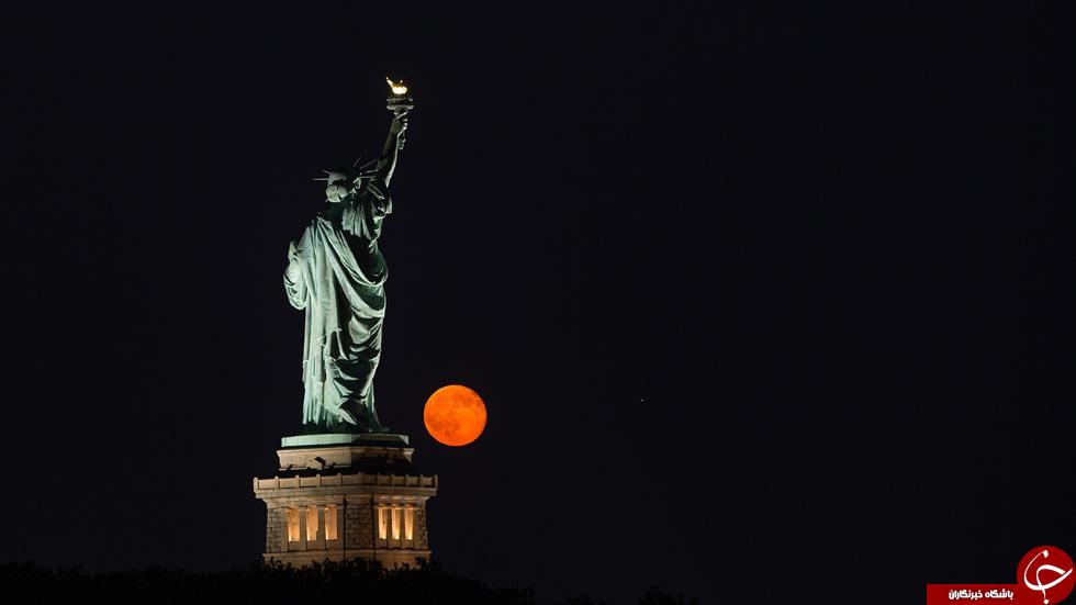 تصاویر حیرت انگیز ماه در کنار مجسمه آزادی آمریکا + 7 عکس