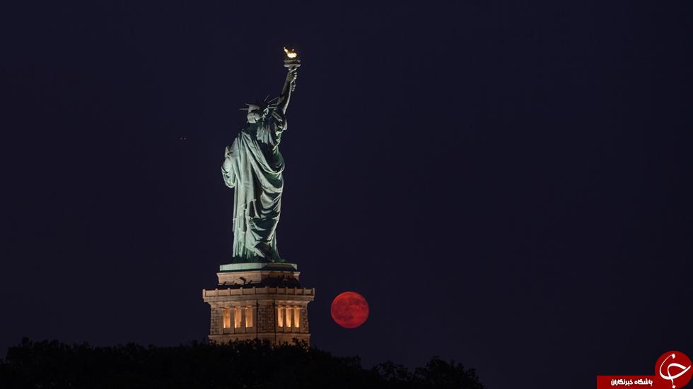 تصاویر حیرت انگیز ماه در کنار مجسمه آزادی آمریکا + 7 عکس