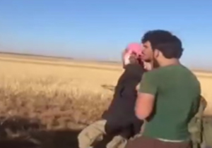 لحظه‌ی دستگيری نوجوان داعشى توسط ارتش آزاد سوريه + فیلم