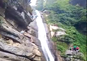 لحظه سقوط وحشتناک يك هموطن از آبشار شیرآباد(16+) + فیلم