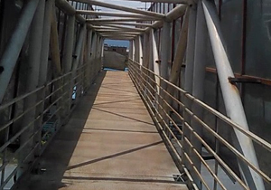 خطر عبور از روی پل عابر! + فیلم