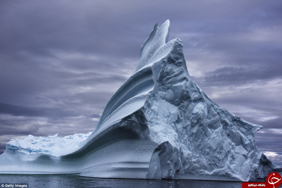 Глыба льда на воде. Глыба льда. Ледяные скалы. Ледяные горы. Айсберг в океане.
