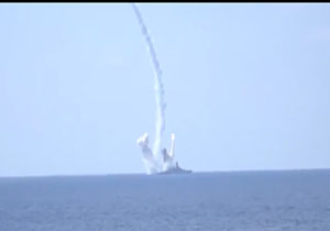 لحظه شلیک موشک های کروز ناوگان دریایی روسیه از دریای سیاه + فیلم