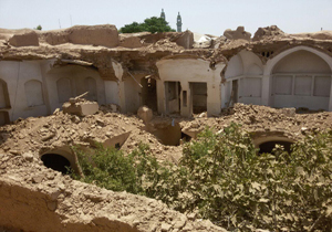 حمله کامیون و لودر به تاریخ یک ملت/خانه شیخ الاسلام تخریب شد! + فیلم و تصاویر