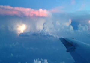 لحظه وقوع رعد و برق در ابرها از نمای هواپیما + فیلم