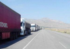 صف 16 کیلومتری کامیون‌ها در مرز ترکیه + فیلم