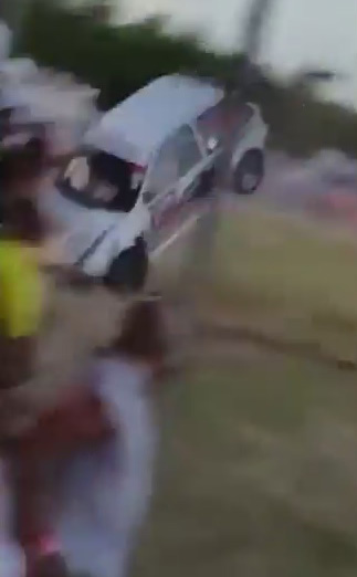 حادثه دلخراش در یک مسابقه اتوموبیلرانی در سواحل کارائیب/ حرکت اتوموبیل به سمت تماشاچیان+ تصاویر