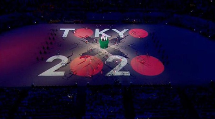 پرچم المپیک به نماینده ژاپن اهدا شد/اهتزاز پرچم ایران در مراسم اختتامیه در غیاب ورزشکاران+فیلم و تصاویر