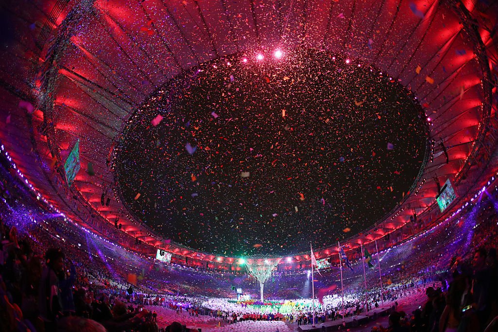 پرچم المپیک به نماینده ژاپن اهدا شد/اهتزاز پرچم ایران در مراسم اختتامیه در غیاب ورزشکاران+فیلم و تصاویر