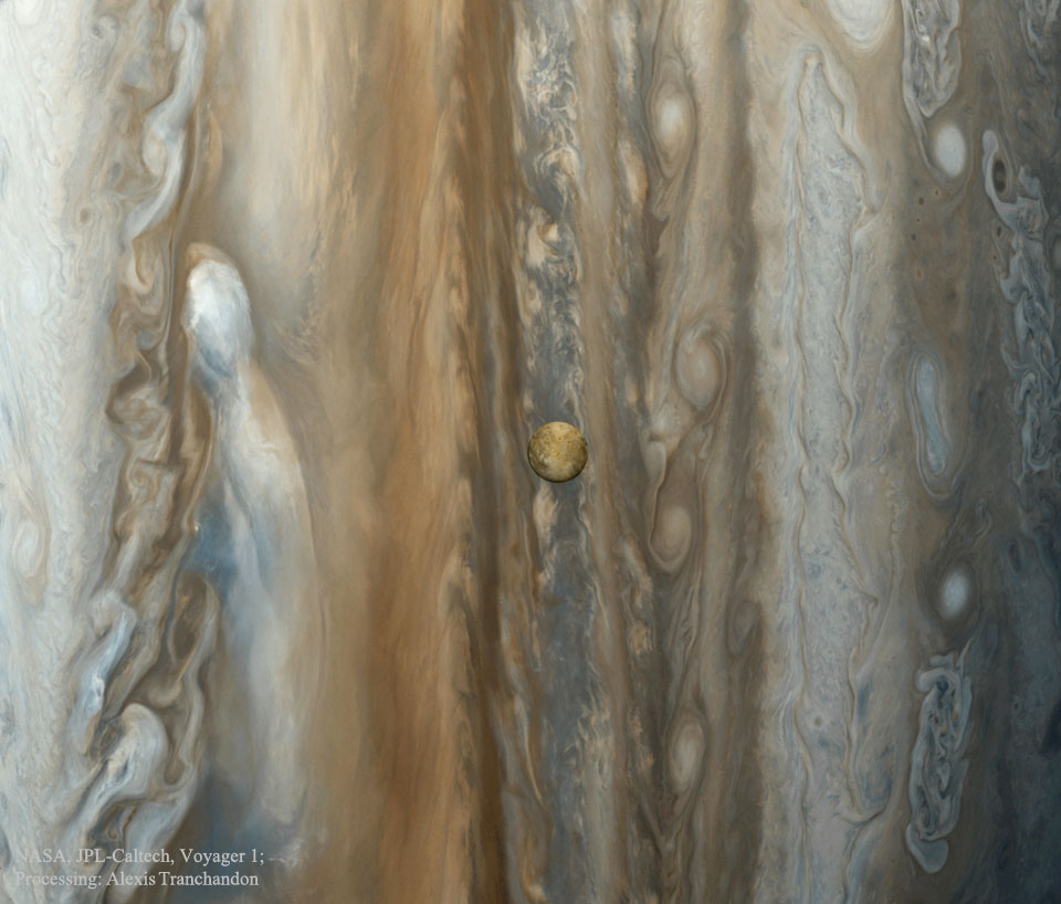 تصویر زیبای قمر آیو بر فراز مشتری