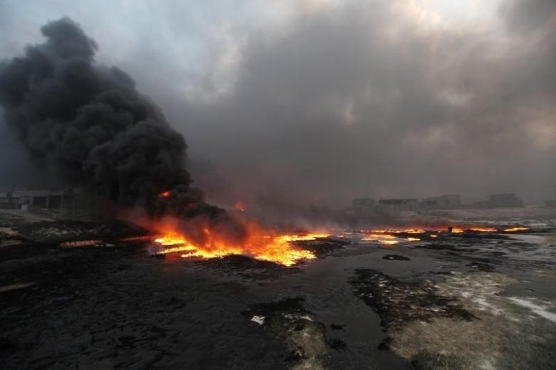 تلاش بغداد برای مهار آتش میدان نفتی قیاره/ سوختن چاه‌های نفت عراق در آتش خشم داعش