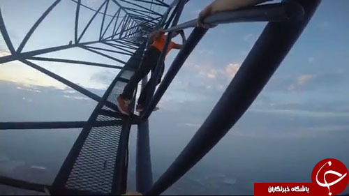 صعود دلهره‌آور زوج روس از بلندترین آسمان‌خراش جهان بدون ابزار ایمنی+ تصاویر