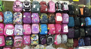 اهدا کیف مدرسه به دانش آموزان نیازمند شوش