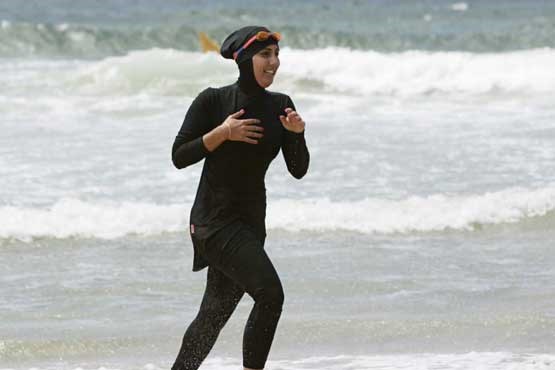 زن فرانسوی به علت روسری سر کردن در کنار دریا جریمه شد!