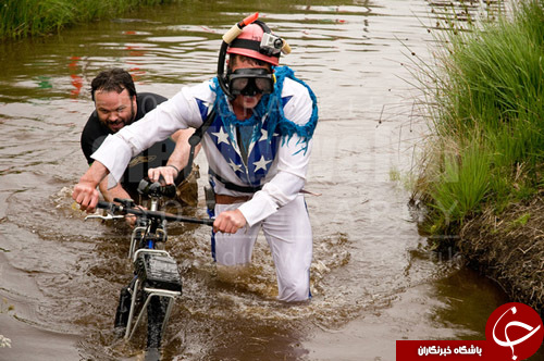 برگزاری مسابقه عجیب دوچرخه‌سواری و غواصی در باتلاق+ تصاویر
