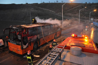 آتش گرفتن اتوبوس با 42 مسافر در اتوبان قم