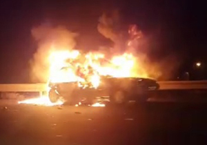 آتش گرفتن خودرو در اثر انفجار کپسول گاز + فیلم