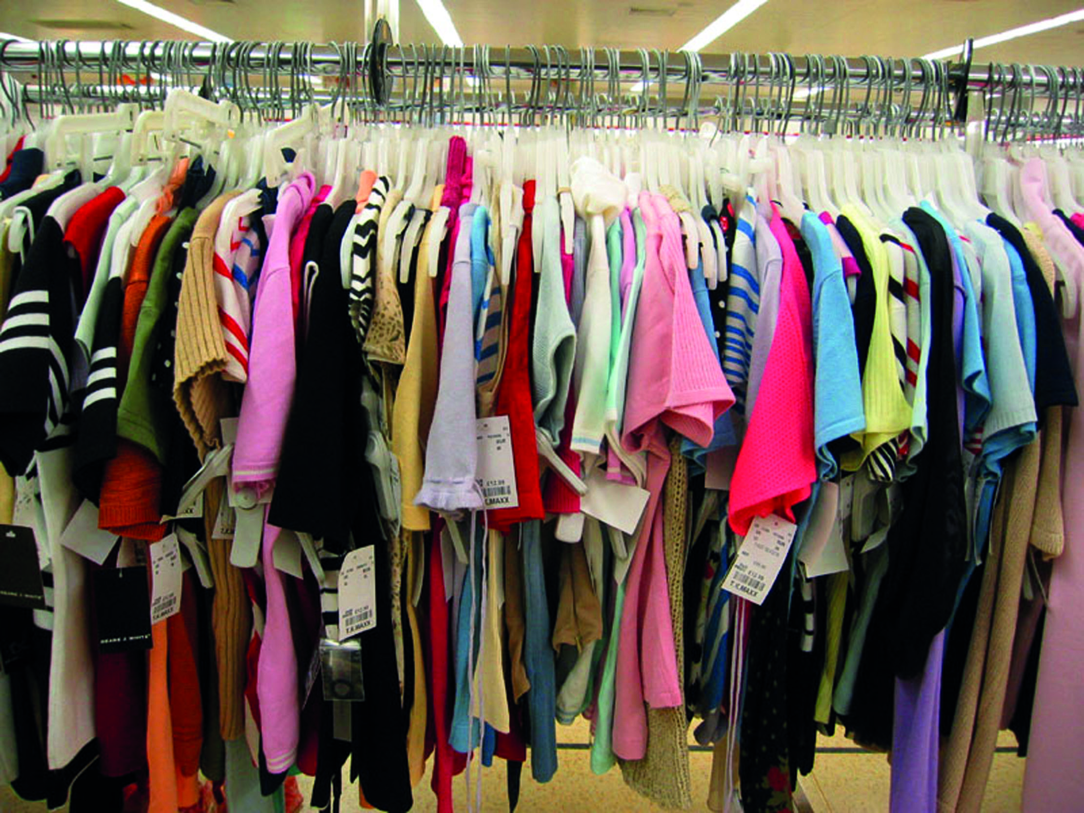 جمع آوری یک میلیارد ریال پوشاک قاچاق از یک فروشگاه برند در مشهد