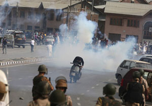 حمله شبانه نیروهای امنیتی هند به منازل کشمیری‌ها