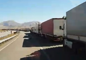 صف 25 کیلومتری کامیون‌ها در مرز بازرگان + فیلم