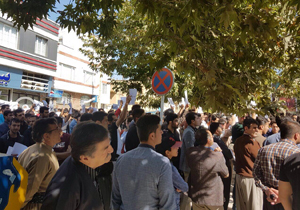 از اعتراض مردم مریوان به جاده مرگ تا آتش گرفتن بار علوفه بر روی نیسان + فیلم و تصاویر