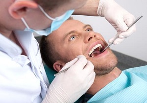 وقتی خدمات دندانپزشکی لوکس تلقی می‌شود/ سن کاشت دندان در کشور در حال سقوط است