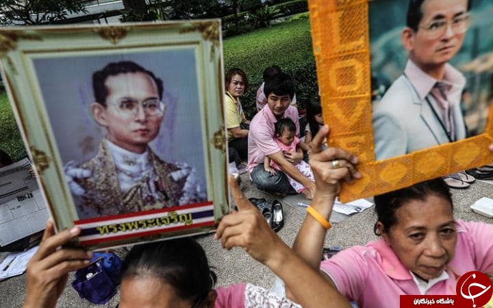 اشک های مردم تایلند در مرگ پادشاهشان