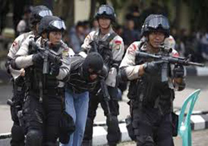 زخمی شدن 3 نیروی پلیس اندونزی در حمله یک فرد مهاجم/داعش مسئولیت حمله را به عهده گرفت