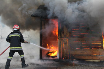 آتش سوزی در کارگاه تولید اسید در همدان
