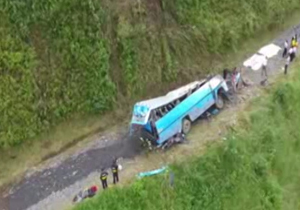 سقوط اتوبوس در کاستاريکا 27 کشته و زخمی بر جای گذاشت + فیلم