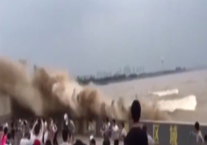 وحشت مردم از وقوع موج مهیب در رودخانه + فیلم