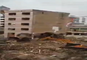 سقوط مرگبار ساختمان شش طبقه بر روی بیل مکانیکی! + فیلم
