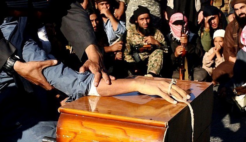 داعشی‌ها دست یک سوری را قطع کردند+ تصاویر