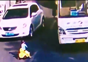 سه چرخه سواری کودک سه ساله در خیابان!/ عاقبت غفلت مادر از بچه + فیلم