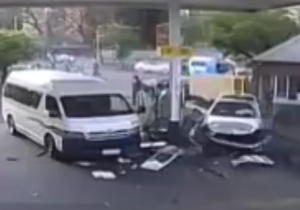 تصادف شدید یک خودرو در پمپ بنزین + فیلم