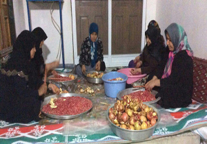 برپایی رسم انار کایر در مازندران