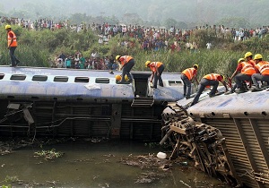 دستکم 90 کشته در حادثه خروج قطار از ریل در هند