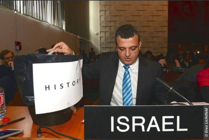 سفیر اسرائیل قطعنامه یونسکو را در سطل زباله‌ انداخت + عکس