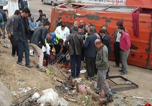 9 مجروح حادثه واژگونی مینی بوس در کرمانشاه