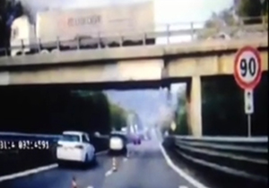 لحظه نفس‌گیر فروریختن یک پل روی جاده شلوغ در ایتالیا + فیلم
