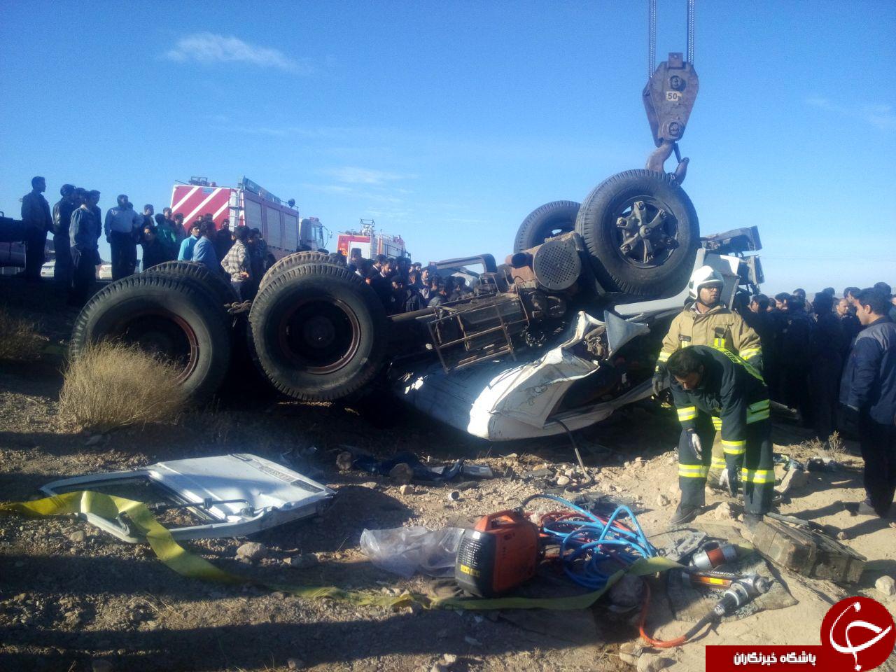 تصادف تریلی با کامیون یک کشته برجای گذاشت + تصاویر