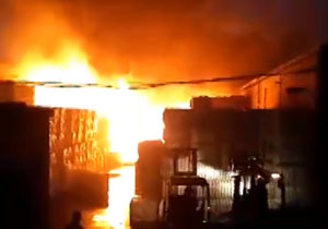 آتش‌سوزی کارخانه الیافت در کاشان + فیلم