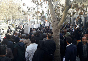 تجمع متقاضیان مسکن مهر مقابل بانک مرکزی + فیلم